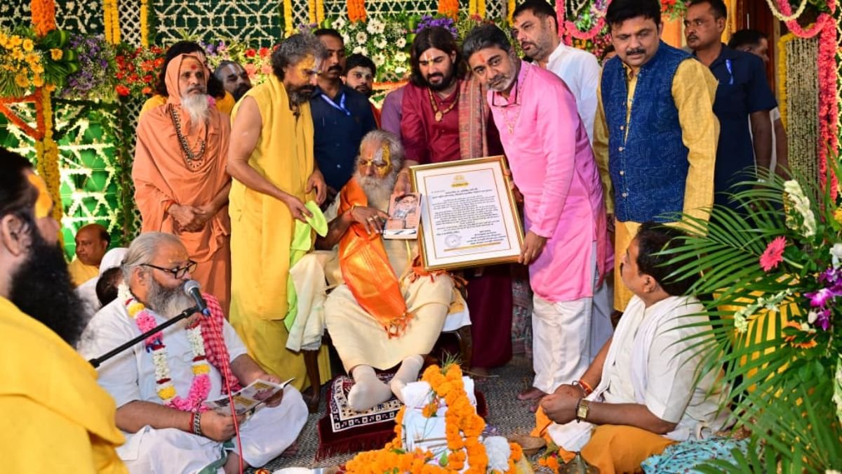 संतों के आशीर्वाद से गदगद हुए शिंदे गुट के शिवसेना के मुख्य राष्ट्रीय समन्वयक डॉ वर्मा